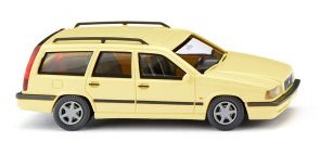 Volvo 850 Kombi. Gul.