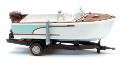 Motorbåt på trailer.