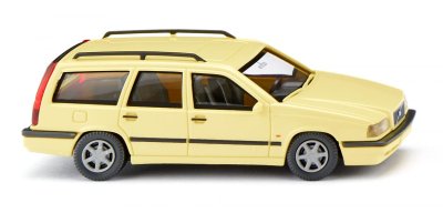 Volvo 850 Kombi. Gul.