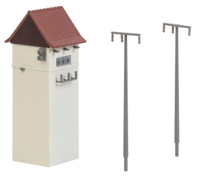 Transformatorstation med elstolpar.