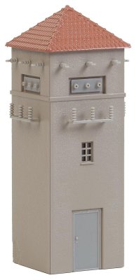 Liten transformatorstation med spetsigt tak.