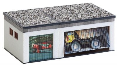 Garage med elmanövrerade dörrar