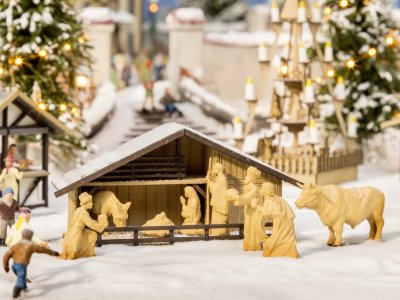 Julkrubba med 8 figurer.