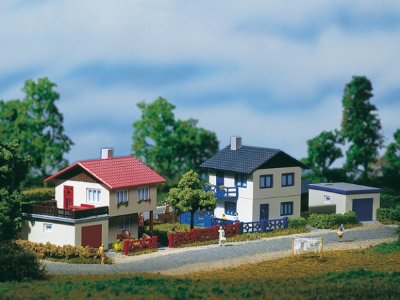 Förortshus med garage. N-skala.