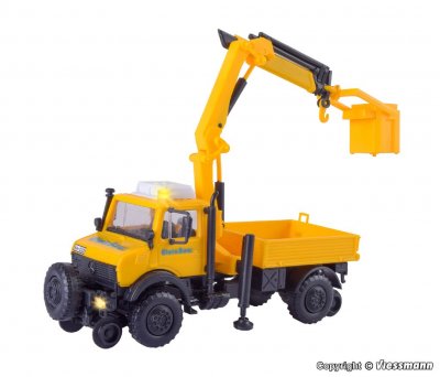 Tvåvägs UNIMOG GleisBau med kran och korg.