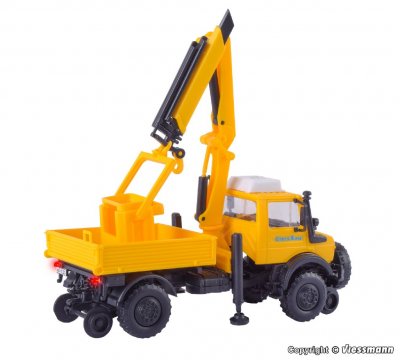 Tvåvägs UNIMOG GleisBau med kran och korg.