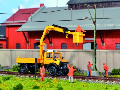 Tvåvägs Unimog GleisBau med kran & korg.
