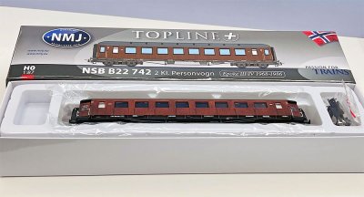 2 Kl. Personvogn B22 742, Lanterine tak, Sidemonterte Takventiler. NSB.