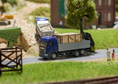 Faller Car Scania R 13 HL med trälåda som last