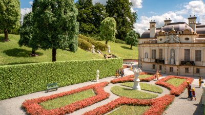 Höga gröna häckar. 2 st.