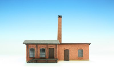 Verkstadsbyggnad med skorsten.