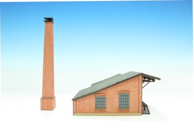 Verkstadsbyggnad med skorsten.