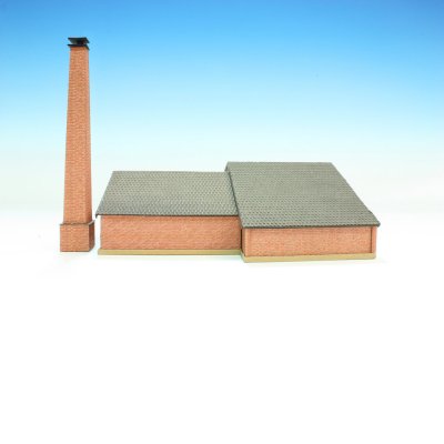 Verkstadsbyggnad med skorsten.