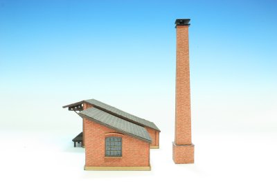 Verkstadsbyggnad med skorsten.