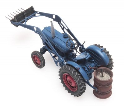 Traktor Fordson med frontlastare.