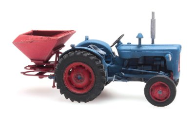 Traktor Fordson med Gödselspridare.