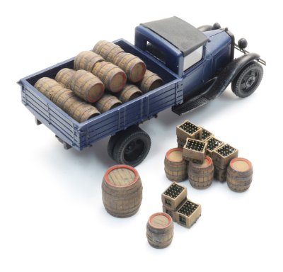 Lastbilslast: Öltunnor i trä.