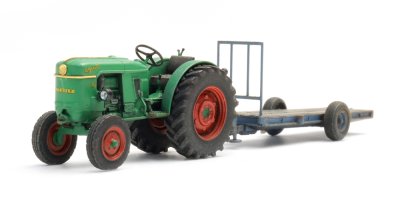Traktor Deutz D30 med släp.