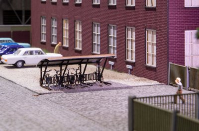 Cykelställ med plåttak.