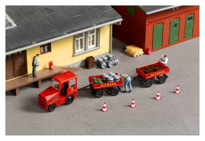 Perrongtraktor Mitropa med släp.
