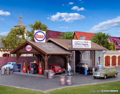 Pfizis Garage. Bilverkstad & Bensinstation. Esso.
