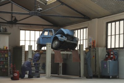 Bilmekaniker med tillbehör.