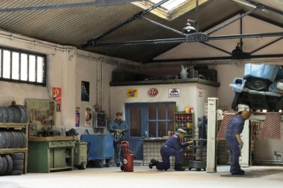 Bilmekaniker med tillbehör.