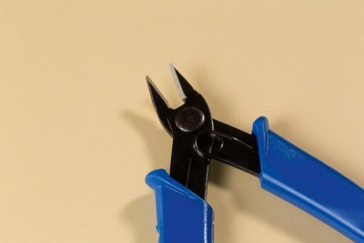 Tång för plastbyggsatser.